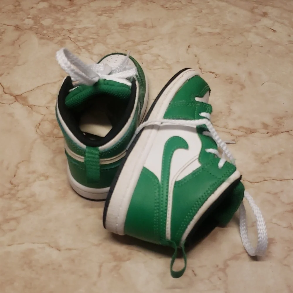 Nike Air Jordan Kids Green and White Vintage Stylr Sneakers 8C
